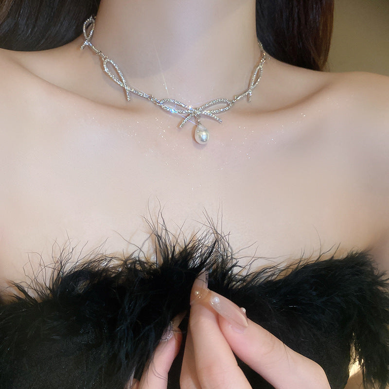 Elegante collar con colgante de lazo de diamantes de imitación y detalles de nácar perlado para mujer — Delicada cadena para clavícula en estilo de lujo minimalista y a la moda