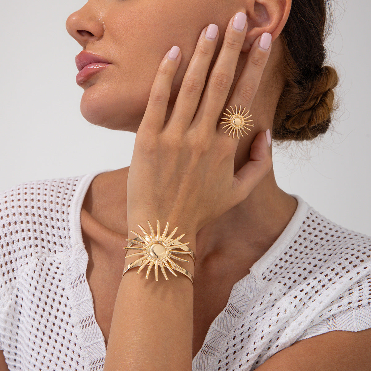 Pulsera de metal hueco con forma de sol de gran tamaño para mujer, con estilo étnico vintage y acabado galvanizado