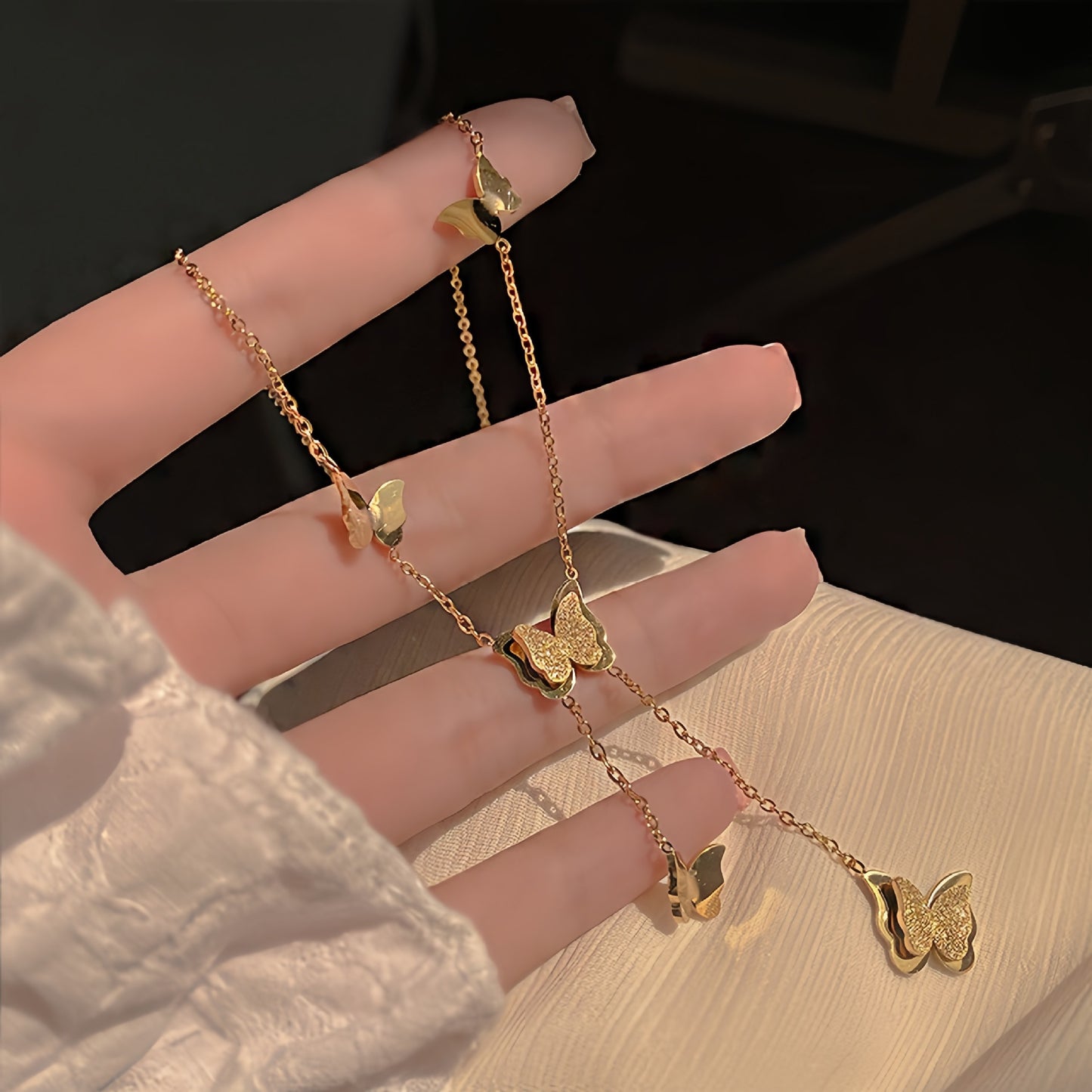 Gargantilla de lujo minimalista con colgante irregular de mariposa arenada en titanio y acero, bañada en oro de 18 quilates