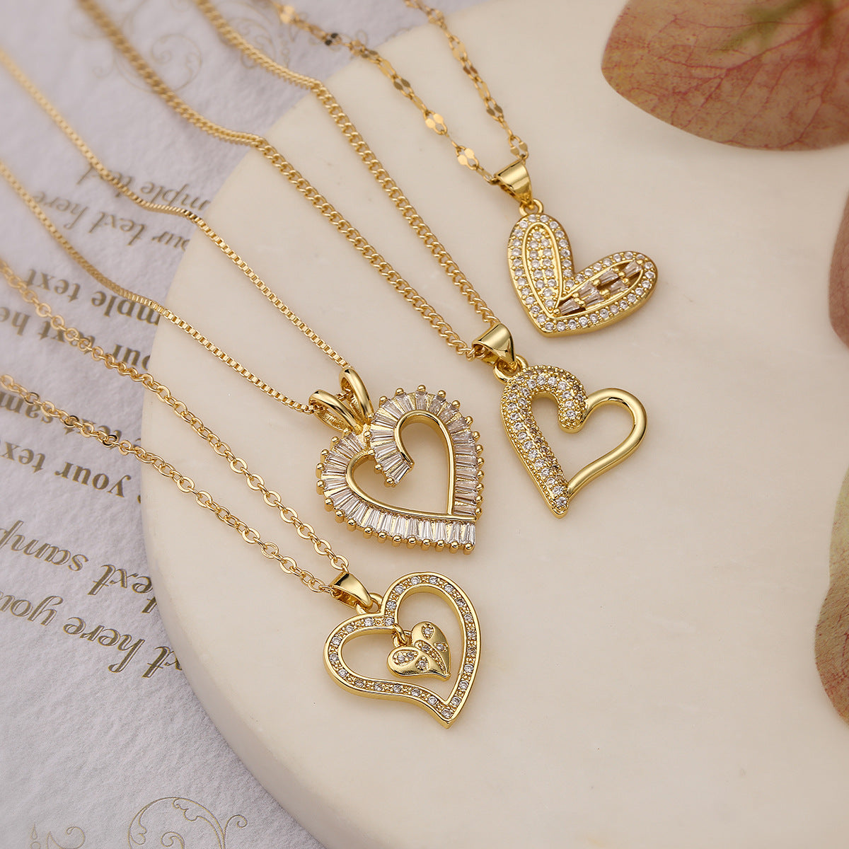 Collana con Pendente a Cuore Minimalista in Rame, Placcata Oro Vero e con Intarsio di Zirconi per Donna