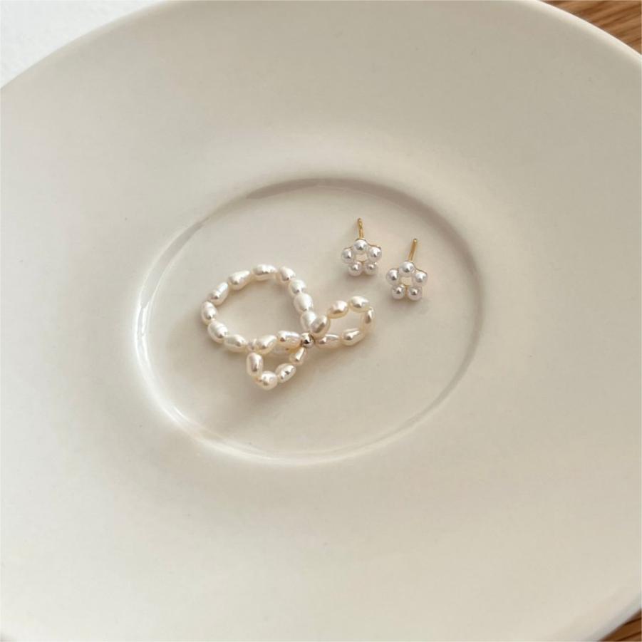 Dulce Anillo Minimalista Hecho a Mano con Perla de Agua Dulce y Lazo Geométrico de Plata de Ley 925
