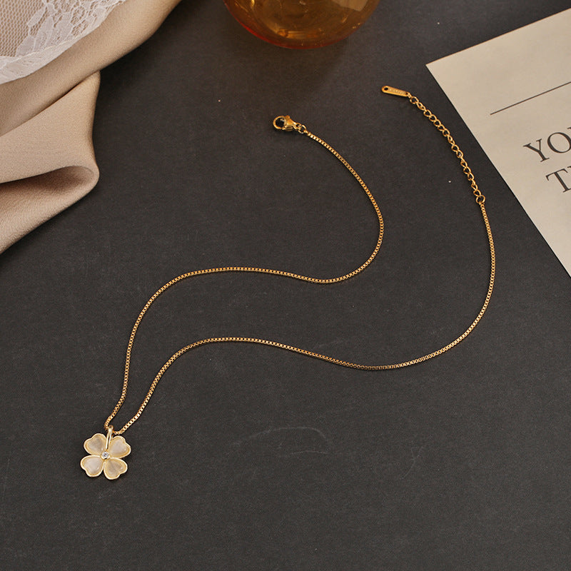 Collana pendente di lusso minimalista a quattro foglie in acciaio al titanio placcato oro da donna