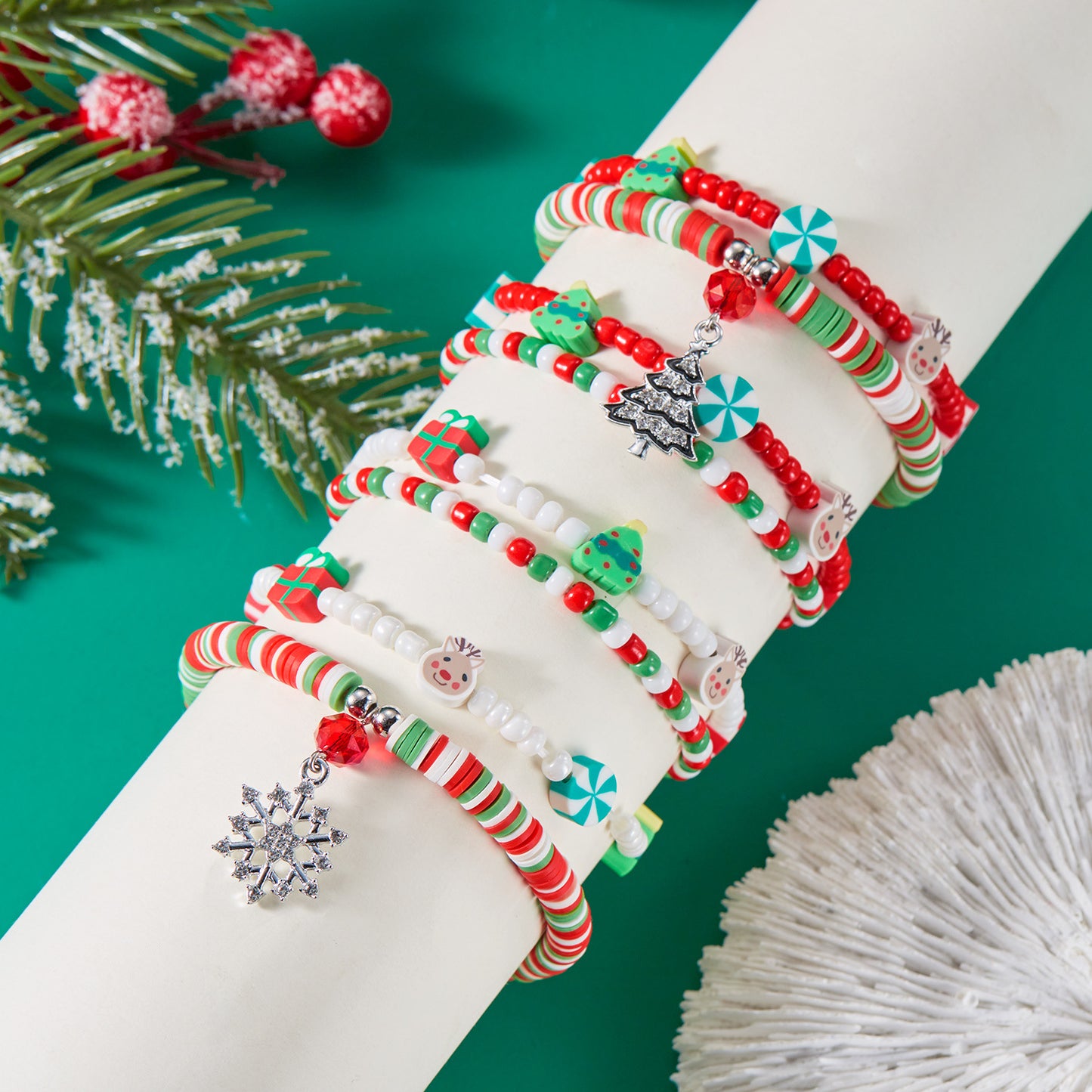 Set di Braccialetti di Natale Fatti a Mano con Perline e Personaggi dei Cartoni Animati per Donna, con Accenti in Cristallo, Vetro, Argilla Polimerica e Lega, e Motivi Festivi a Renna e Campanella