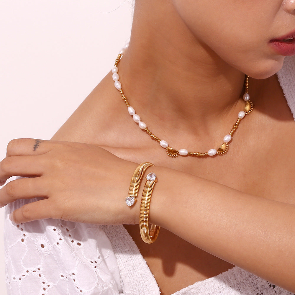 Bracciale alla moda da donna in acciaio inossidabile placcato oro 18 carati a forma di cuore con zirconi, modello aperto