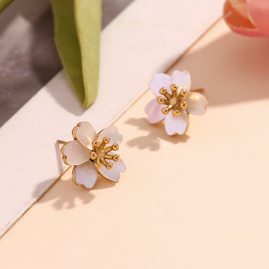 Aretes de botón con diseño floral de flor de cerezo de inspiración vintage para mujer, hechos de acero inoxidable con chapado en oro de 18 quilates e incrustaciones de nácar natural