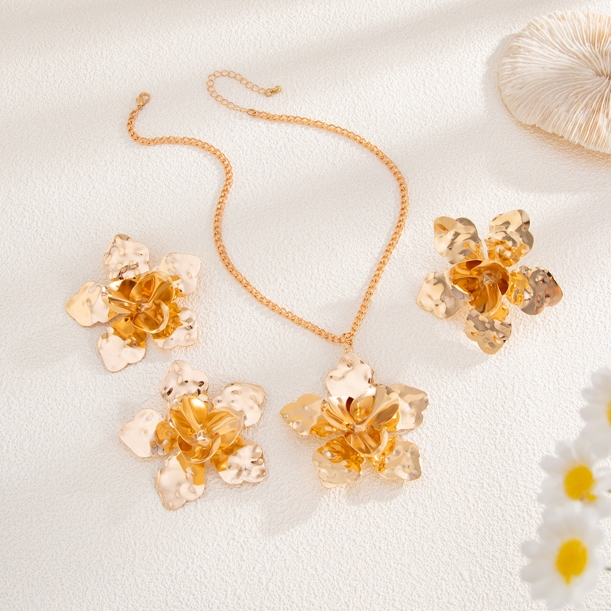 Collana con ciondolo floreale vintage esagerato con design a fiori piegati in metallo 3D e finitura galvanizzata per donna