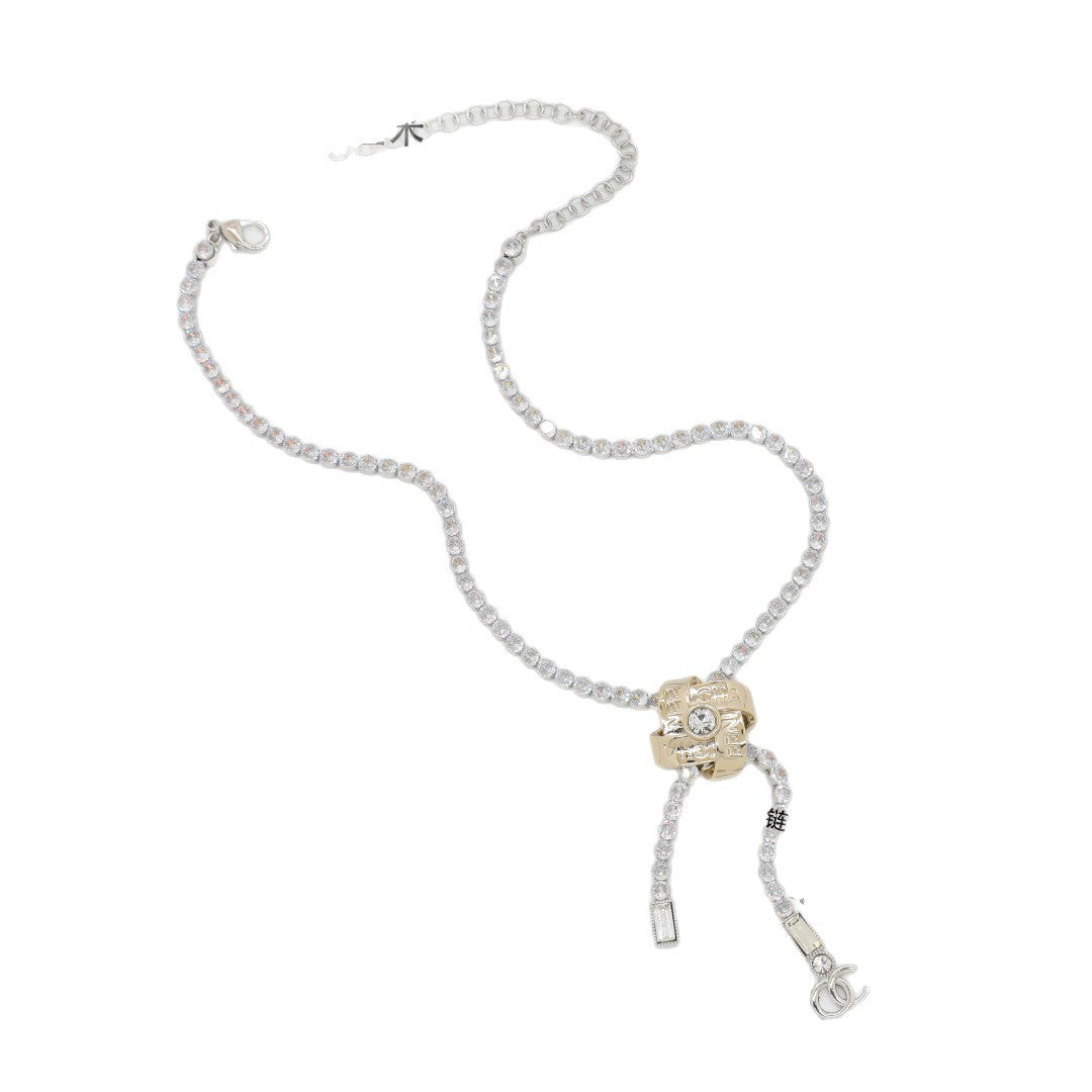 Elegante Collana da Donna in Ottone Placcato Oro con Lettera e Strass