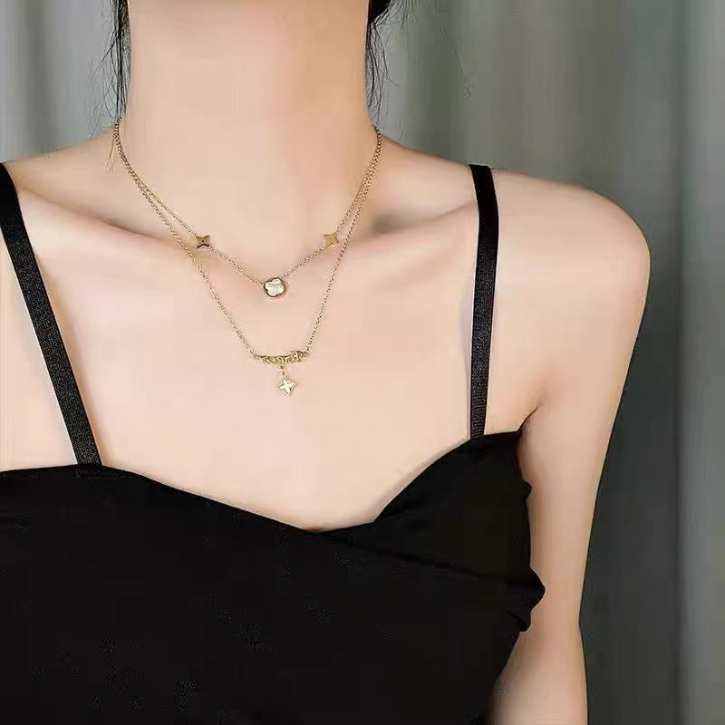 Original Design Clover-Shaped Pendant Necklace in Titanium Steel with Gold Plating on Clavicle Chain