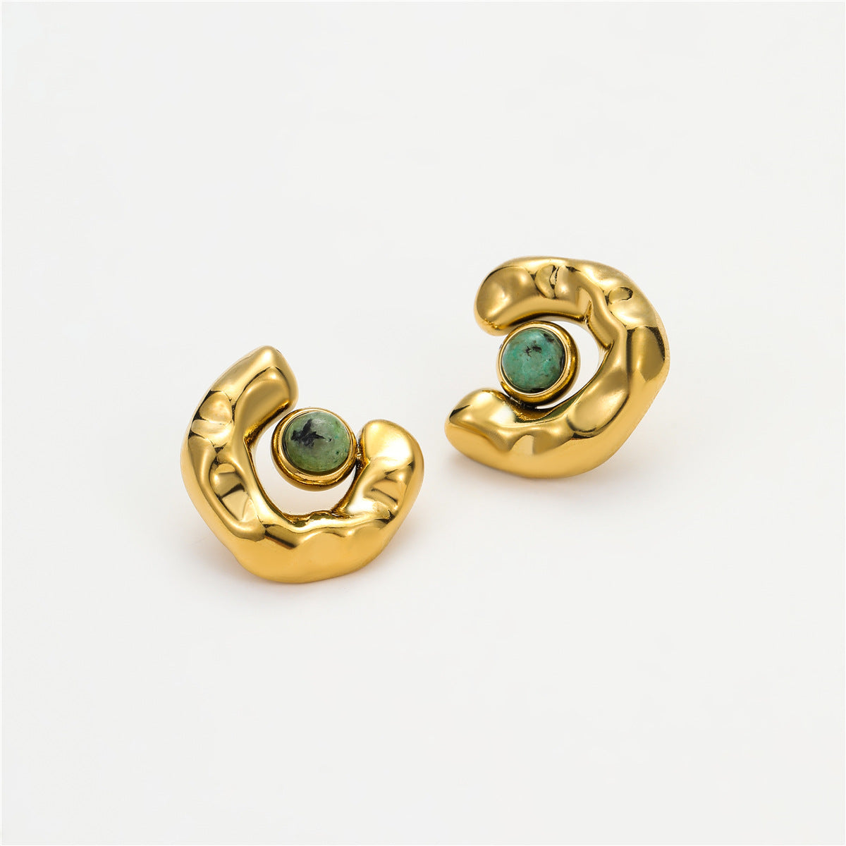 Pendientes de tuerca de acero de titanio en forma de C de estilo vintage con incrustaciones de piedra natural ojo de tigre y chapado en oro de 18 quilates