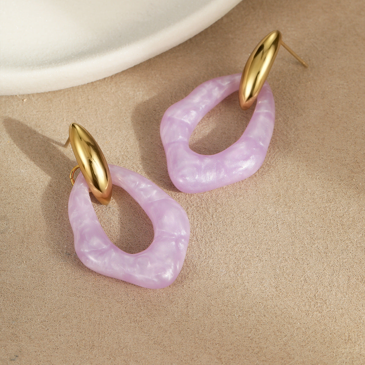 Aretes Minimalistas Geométricos de Acero Inoxidable Bañados en Oro con Acentos de Resina Pastel para Mujer