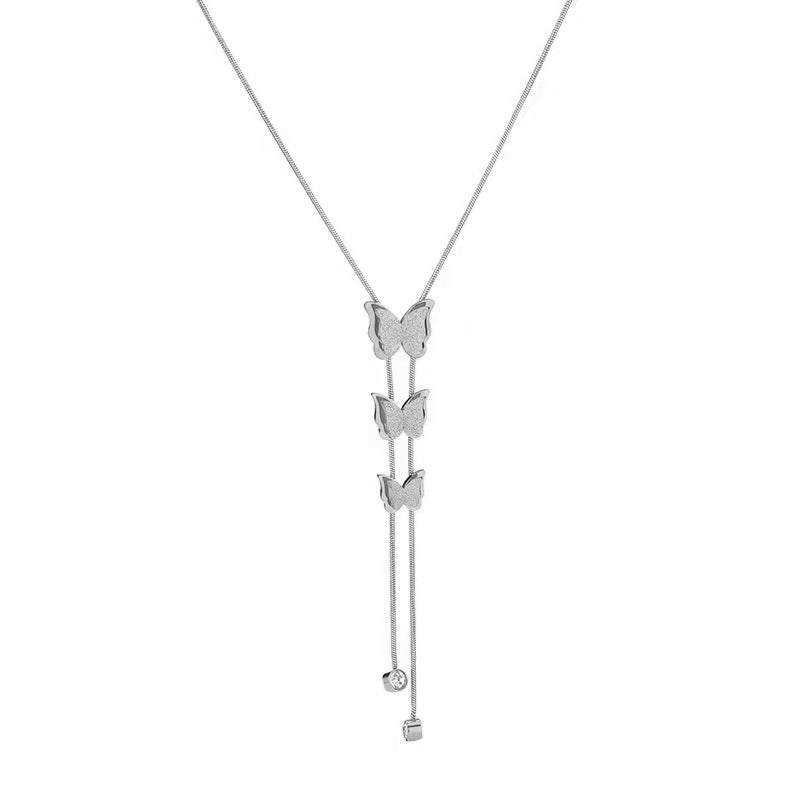 Collana con pendente a farfalla stile naturale in acciaio al titanio con finitura placcata su catena a serpente da donna