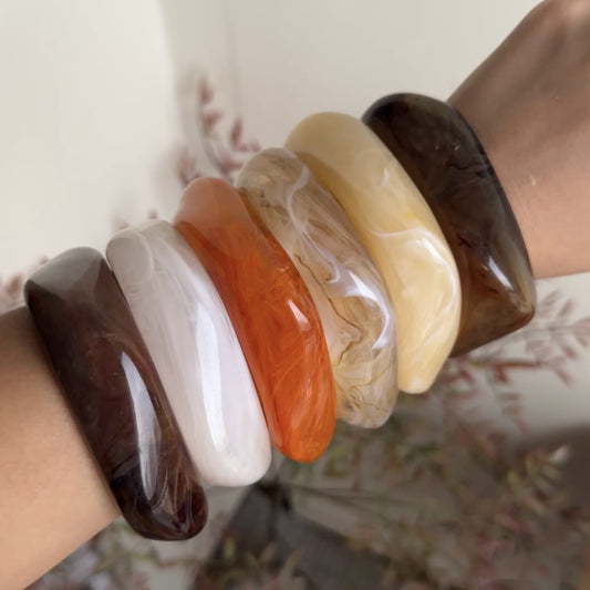 Bracciale irregolare in acrilico traslucido