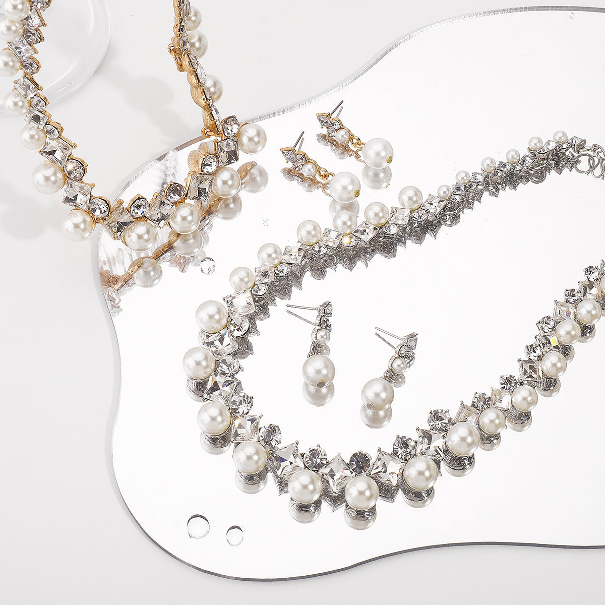 Elegante Conjunto de Collar y Pendientes Barrocos de Aleación con Perlas Simuladas y Detalles de Cristal para Mujer