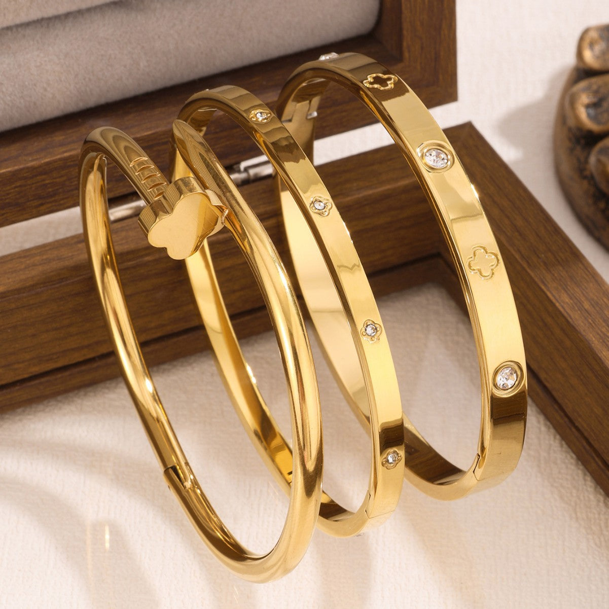 Juego de pulseras de acero inoxidable con trébol de cuatro hojas, incrustaciones de diamantes de imitación y chapado en oro al vacío de 18 quilates, estilo minimalista y a la moda