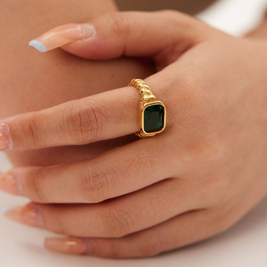 Anillo Minimalista Geométrico con Diamantes de Imitación Verdes Esmeralda para Mujer en Acero Inoxidable con Chapado en Oro de 18K