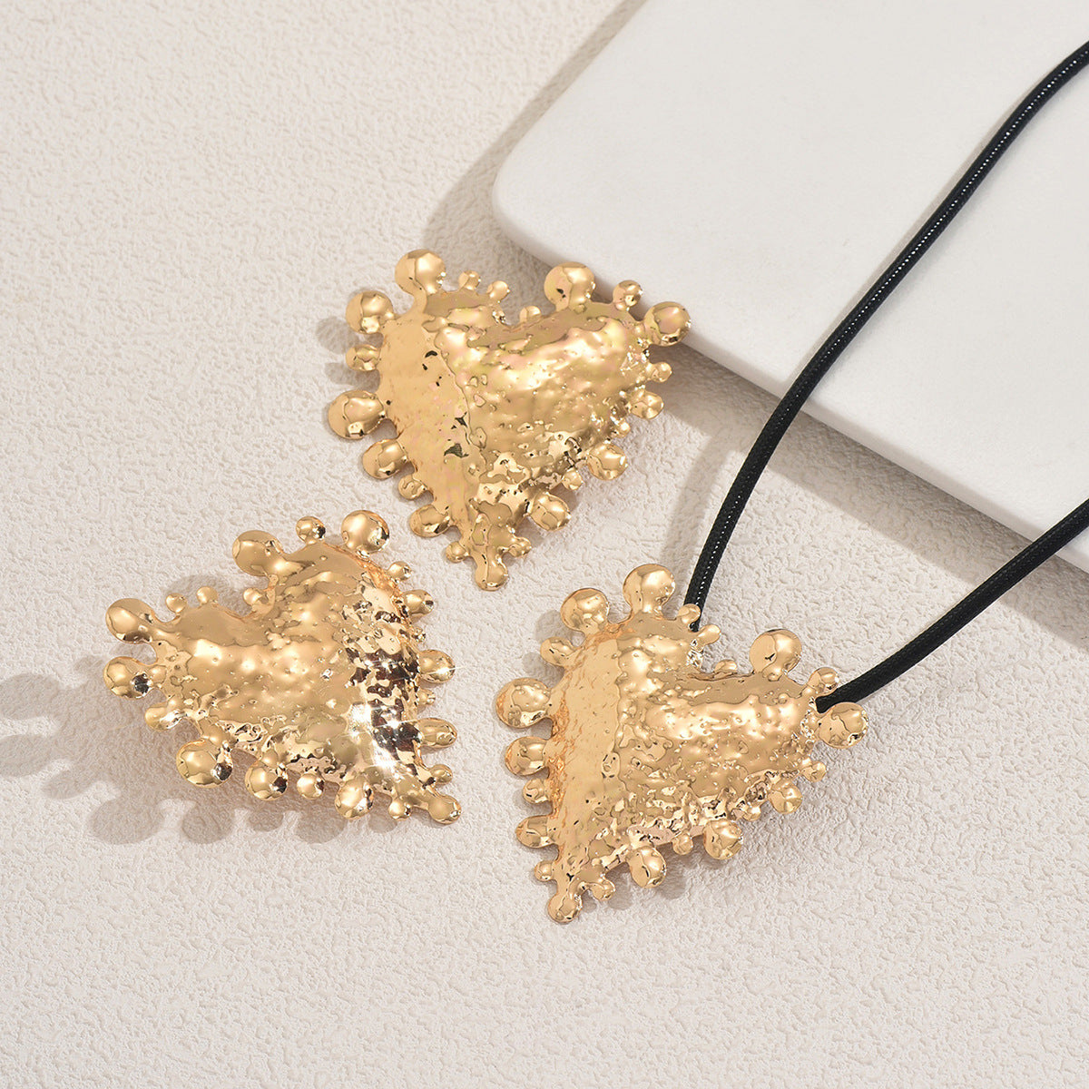 Set Collana da Donna con Ciondolo a Cuore Geometrico in Lega con Intarsio di Strass, Finitura Placcata, per Tutti i Giorni