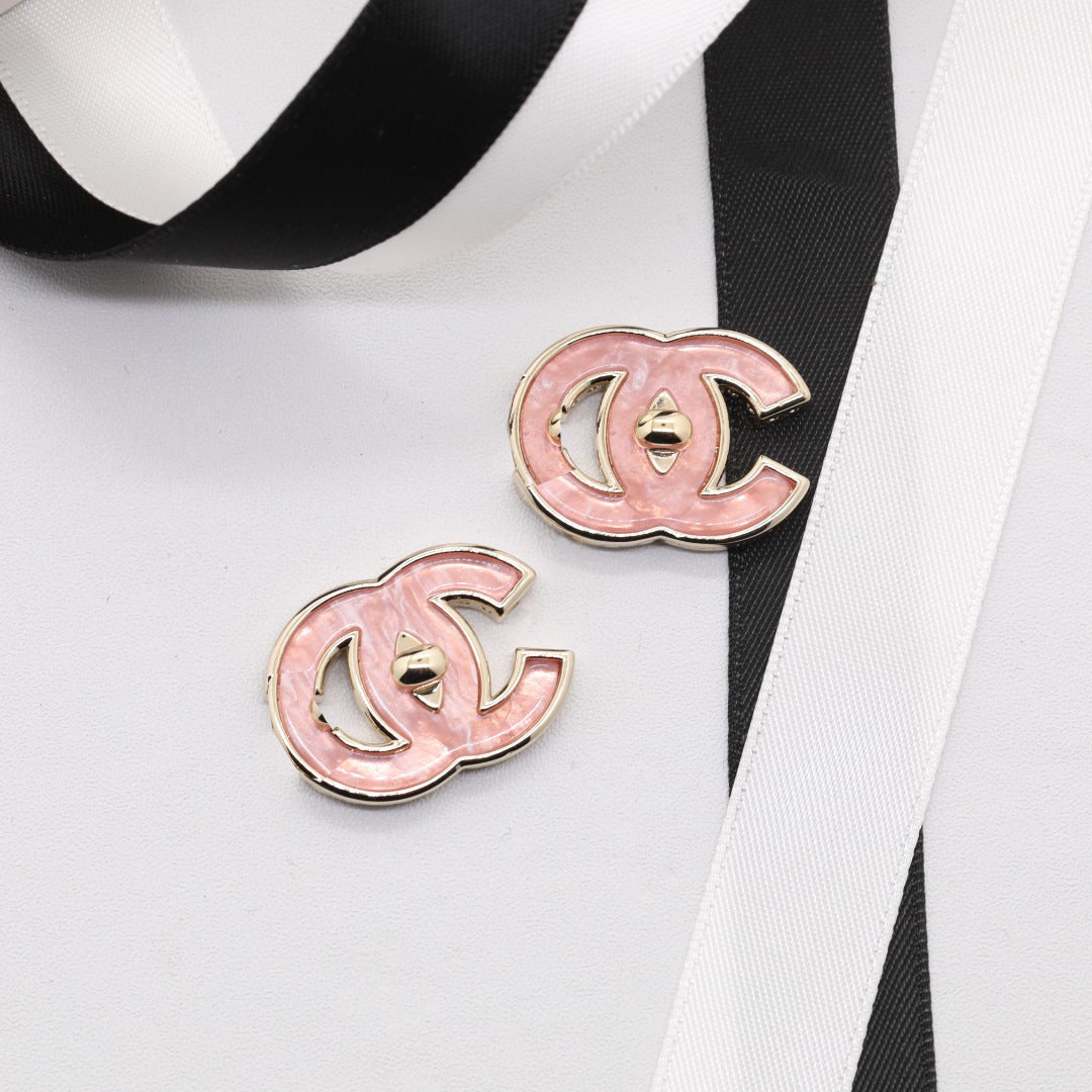 Elegantes pendientes de latón chapado en oro de lujo con incrustaciones de resina y postes de plata de ley 925 para mujer