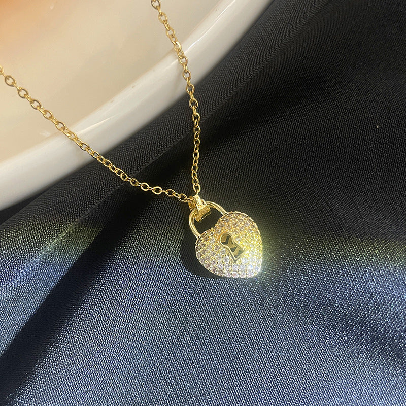 Original y creativo collar con colgante en forma de llave para mujer con incrustaciones de diamantes de imitación y baño de oro sobre acero de titanio