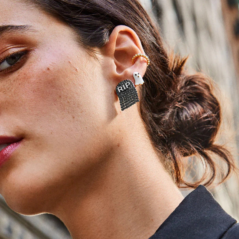 Elegantes aretes de calavera de Halloween con detalles de diamantes de imitación en aleación de zinc, con motivos de brujas, calabazas y murciélagos.