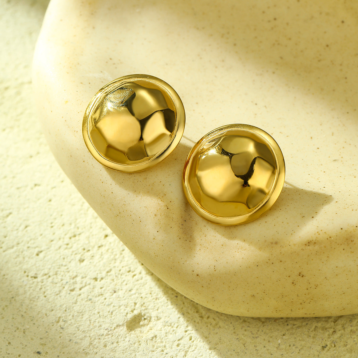 Pendientes de mujer con forma de cáscara de huevo en espiral de acero de titanio pulido con textura irregular