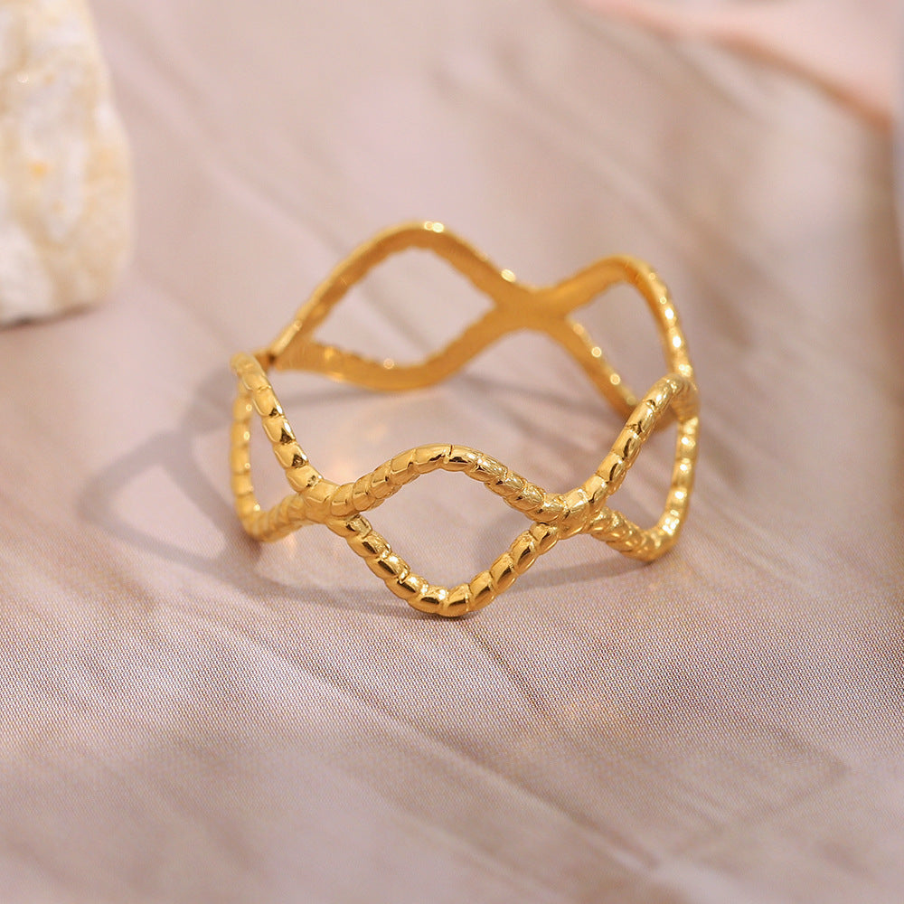 Anello da donna minimalista a onda retrò a forma di diamante in acciaio inossidabile con placcatura in oro 18 carati