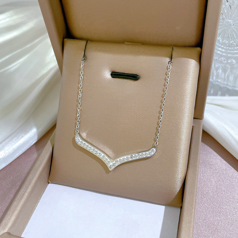 Collana girocollo a catena con strass a forma di V in acciaio al titanio minimalista con ciondolo floreale fresco e dolce