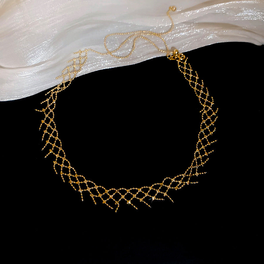 Collar con colgante calado minimalista de inspiración coreana para mujer con cadena de cobre chapado y diseño delicado para clavícula