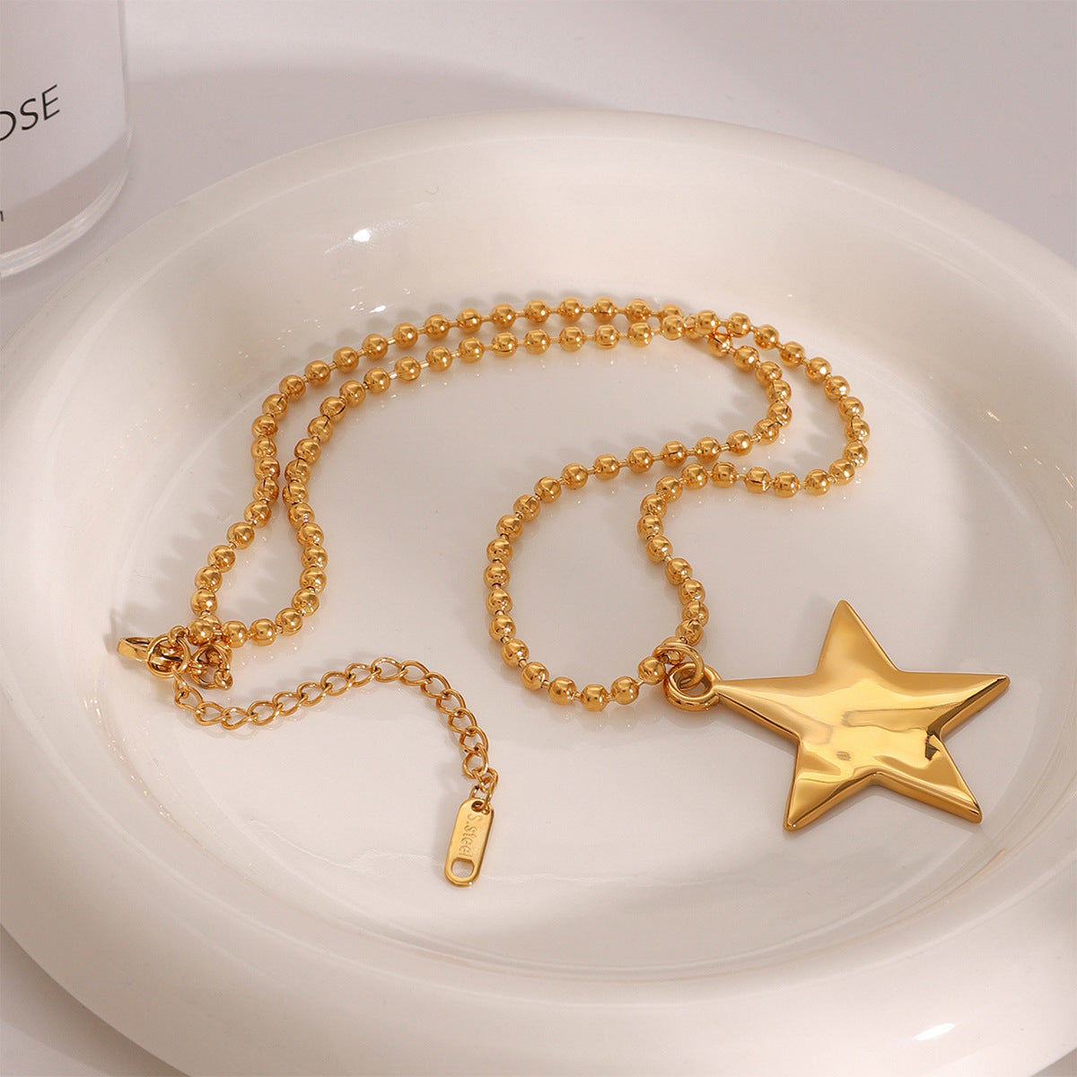 Collar Minimalista Chapado en Acero de Titanio con Diseño Geométrico en Forma de Estrella para Mujer