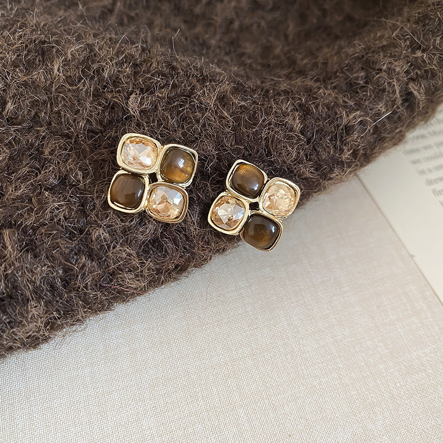 Pendientes de Resina Retro Florales con Postes de Acero Chapados en Oro para Mujer, Tono Marrón Tierra, Joyería Elegante y Versátil de Lujo para la Oreja