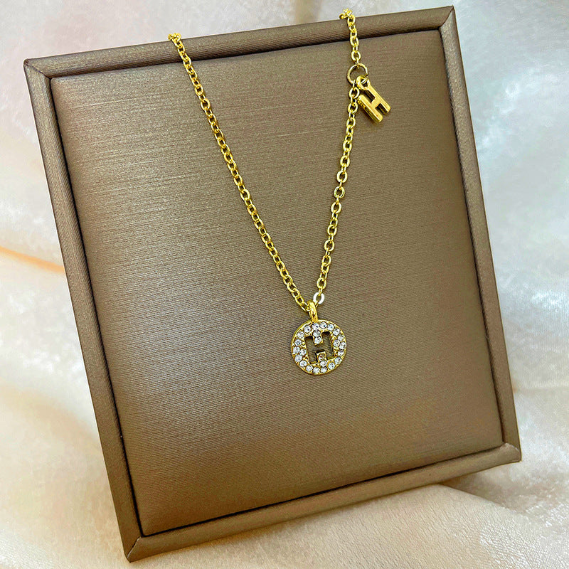 Collana con ciondolo a goccia in rame placcato oro 18 carati con micro-pavé e catena a onda in acciaio al titanio, design originale