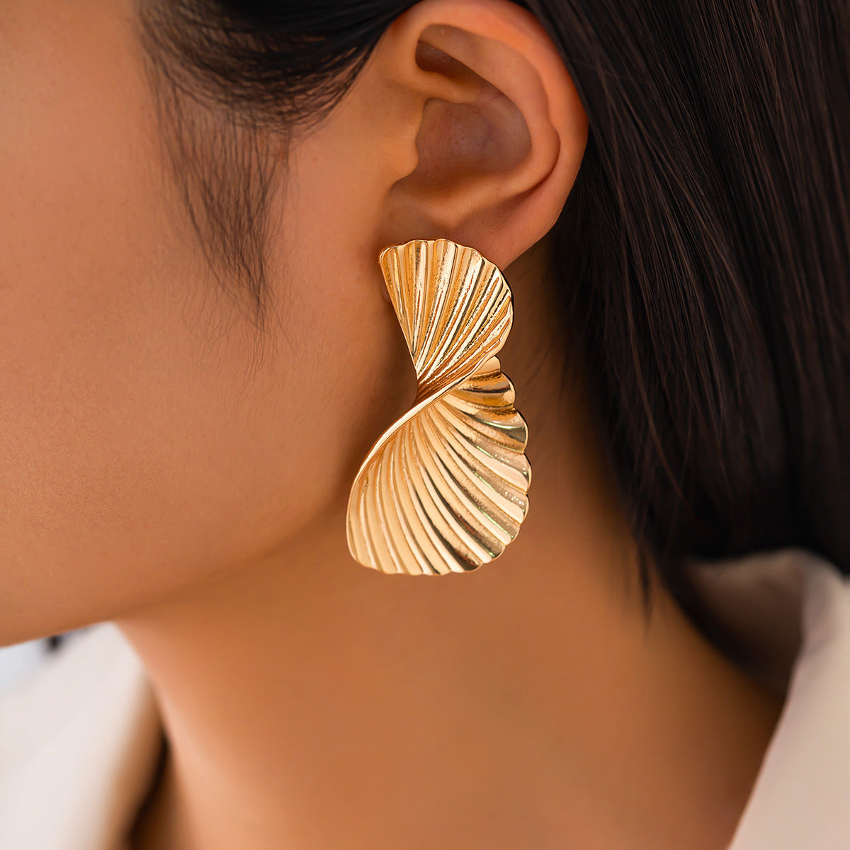 Pendientes de tuerca minimalistas geométricos irregulares con forma de concha de abanico, aleación chapada en oro con postes de acero inoxidable para mujer