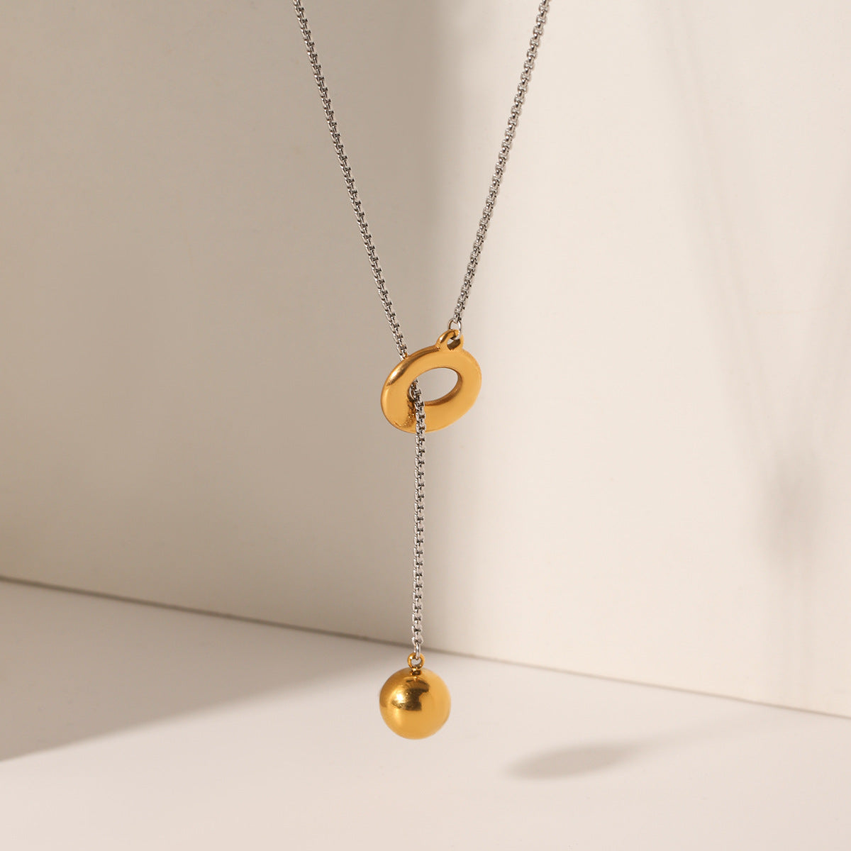Collana a Sfera Geometrica Minimalista da Donna in Acciaio Inossidabile con Dettagli in Acciaio al Titanio e Finitura Placcata su Catena Box