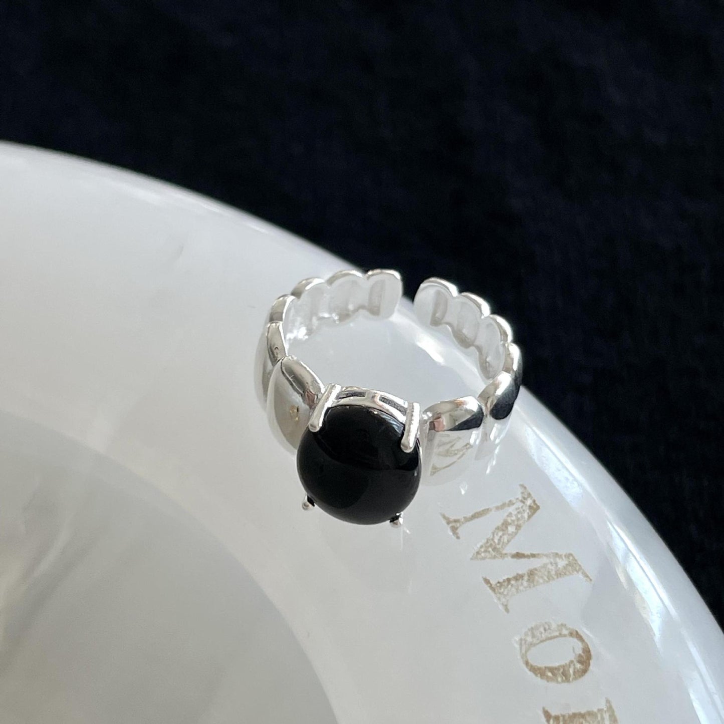 Anillo minimalista de ágata negra geométrica redonda de plata de ley 925 chapada para mujer