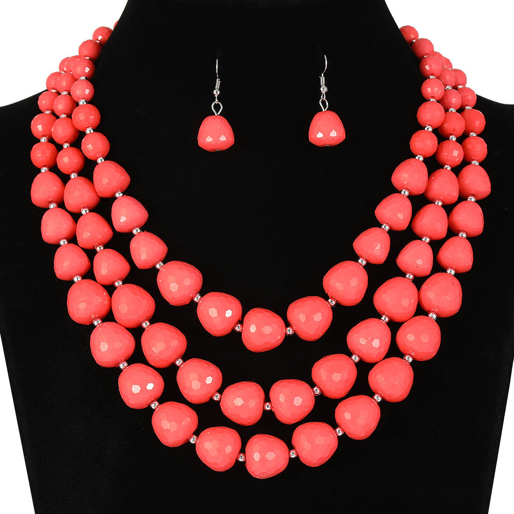 Conjunto étnico vintage de collar y pendientes de varias capas con cuentas y dijes de corazón en forma de campana con detalles de burbujas en resina plástica