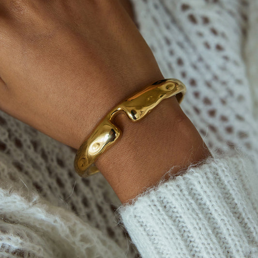 Bracciale da donna in acciaio inossidabile martellato geometrico e placcato, all'avanguardia nella moda