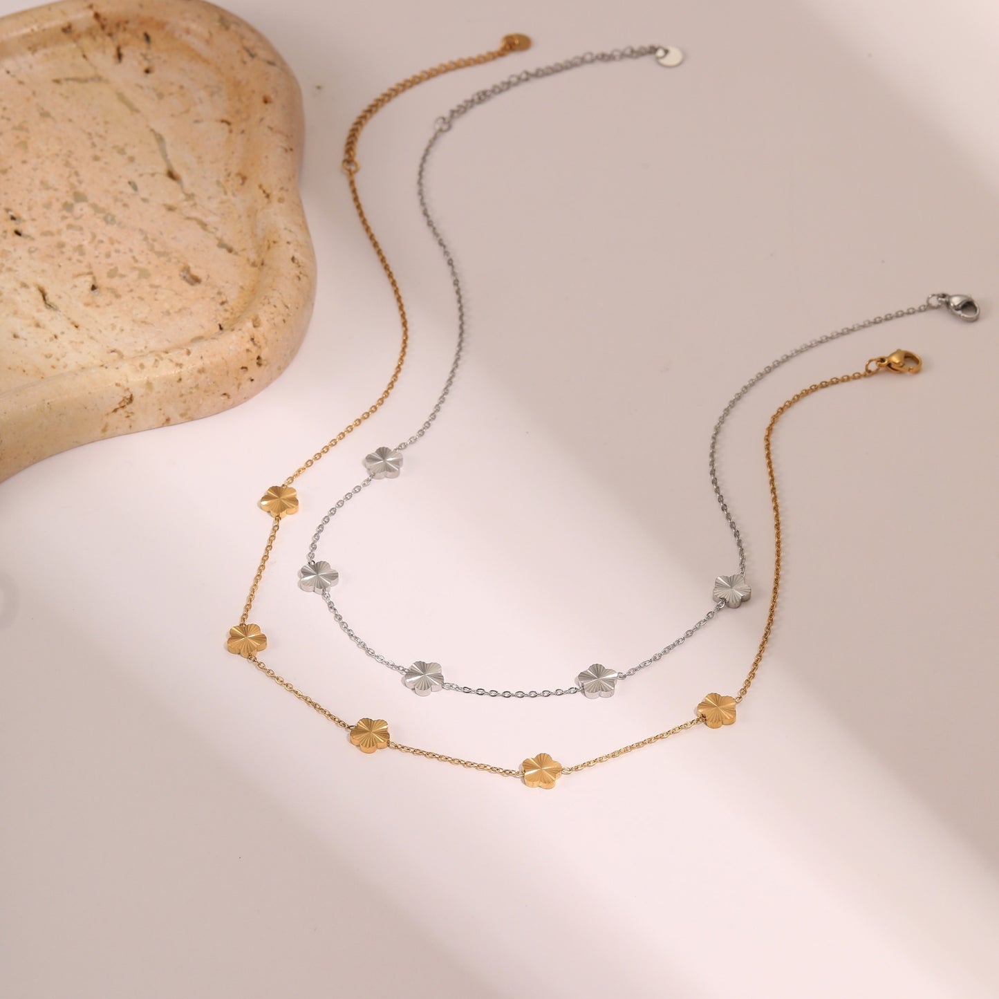 Elegante collar minimalista de acero inoxidable con flor de cinco pétalos y chapado en oro para mujer