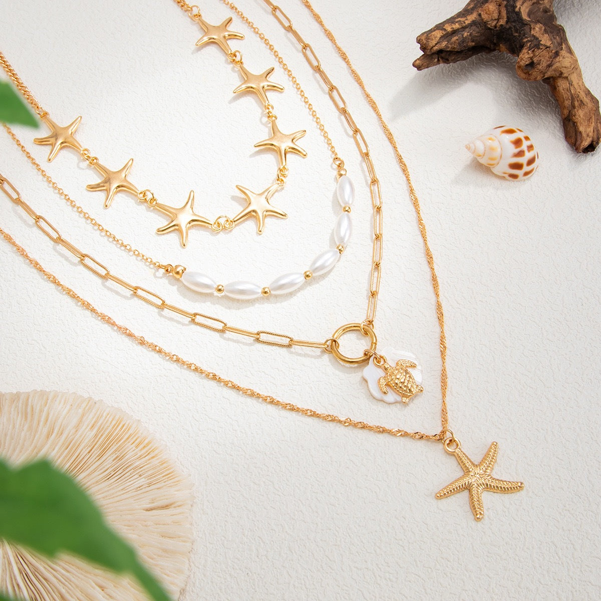 Collana con ciondolo placcato in lega di zinco a forma di animale con elementi in conchiglia da donna
