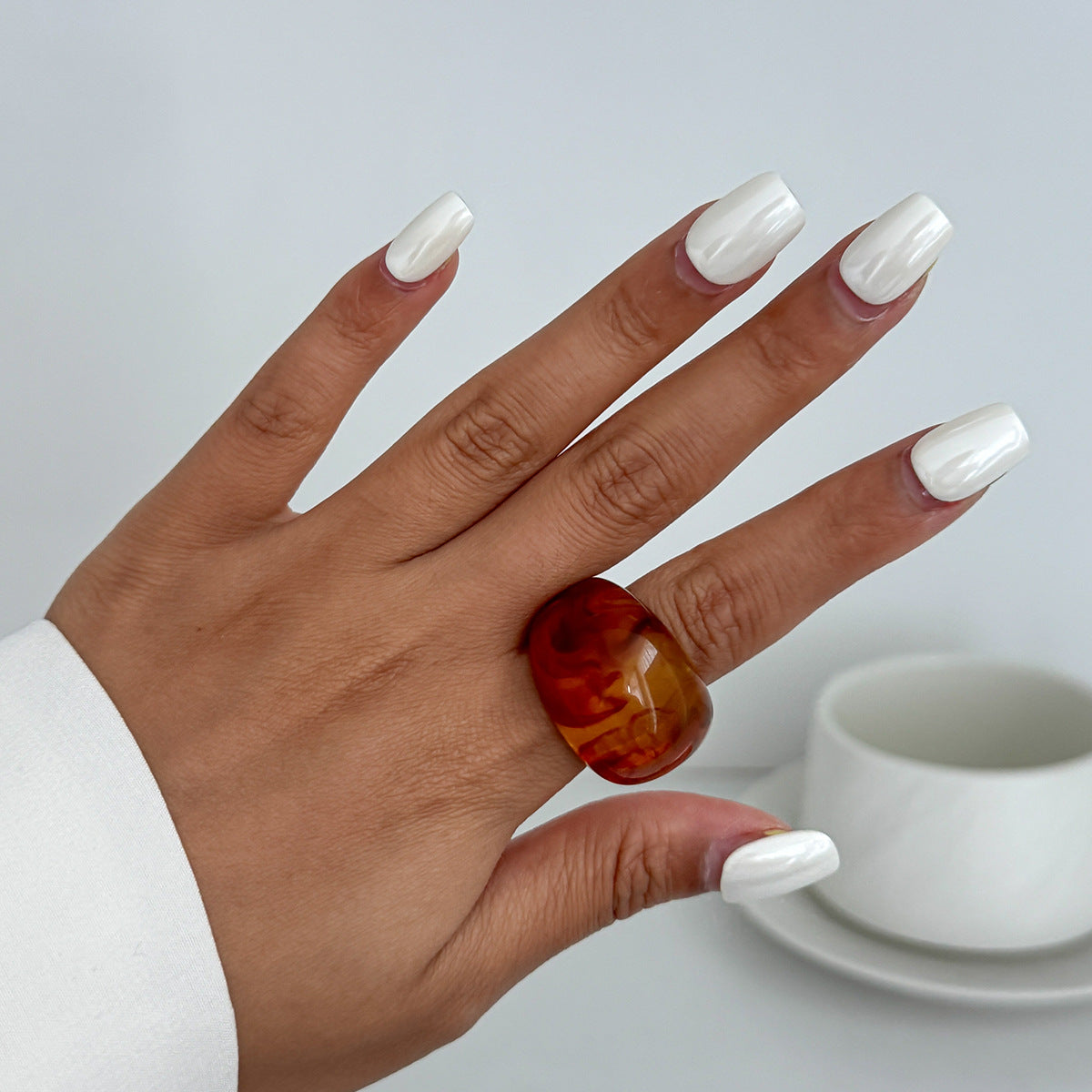 Anello da donna in resina geometrico minimalista con effetto marmorizzato e finitura epossidica lucida