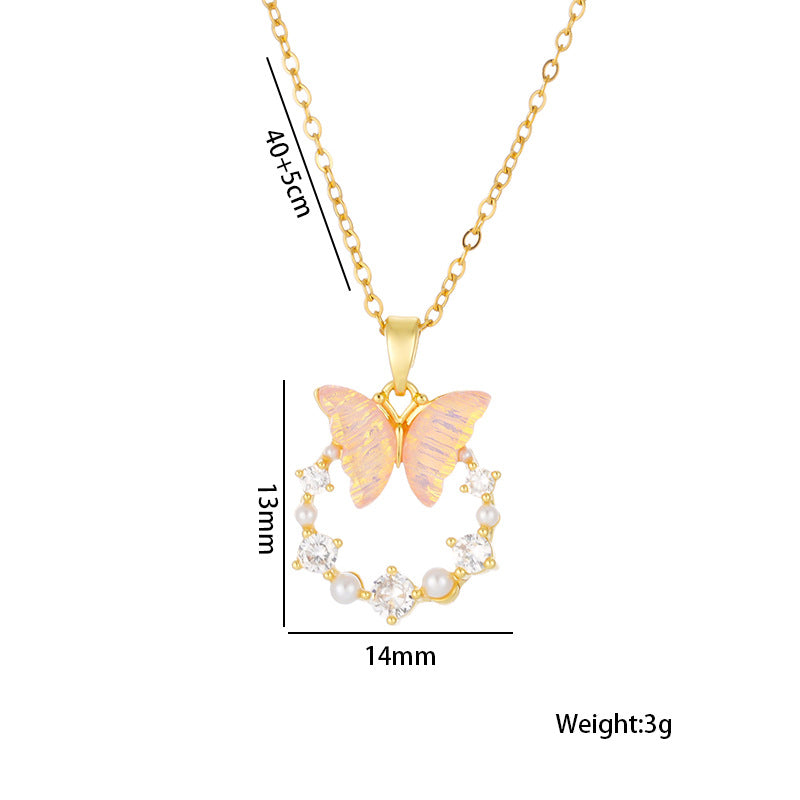 Collana da donna alla moda a forma di farfalla in acciaio inossidabile placcato sotto vuoto anallergico con zirconia microincastonata e dettagli in perle, design a catena a O