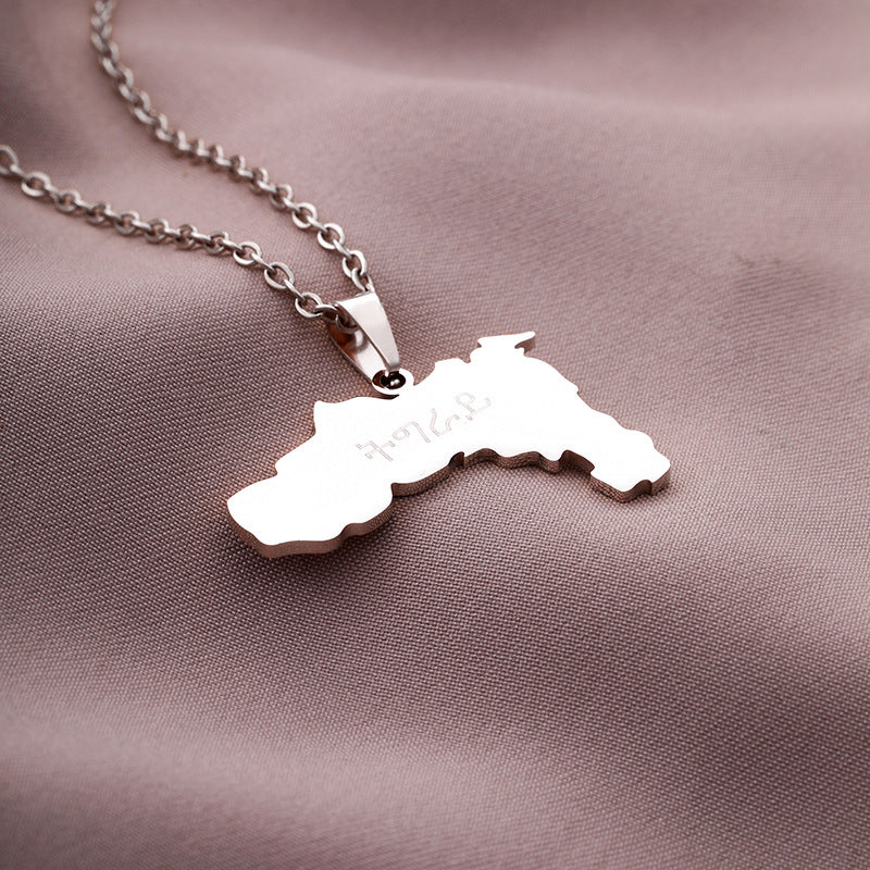 Collana con pendente in acciaio al titanio in stile etnico geometrico con catena a O in acciaio inossidabile galvanizzato per unisex