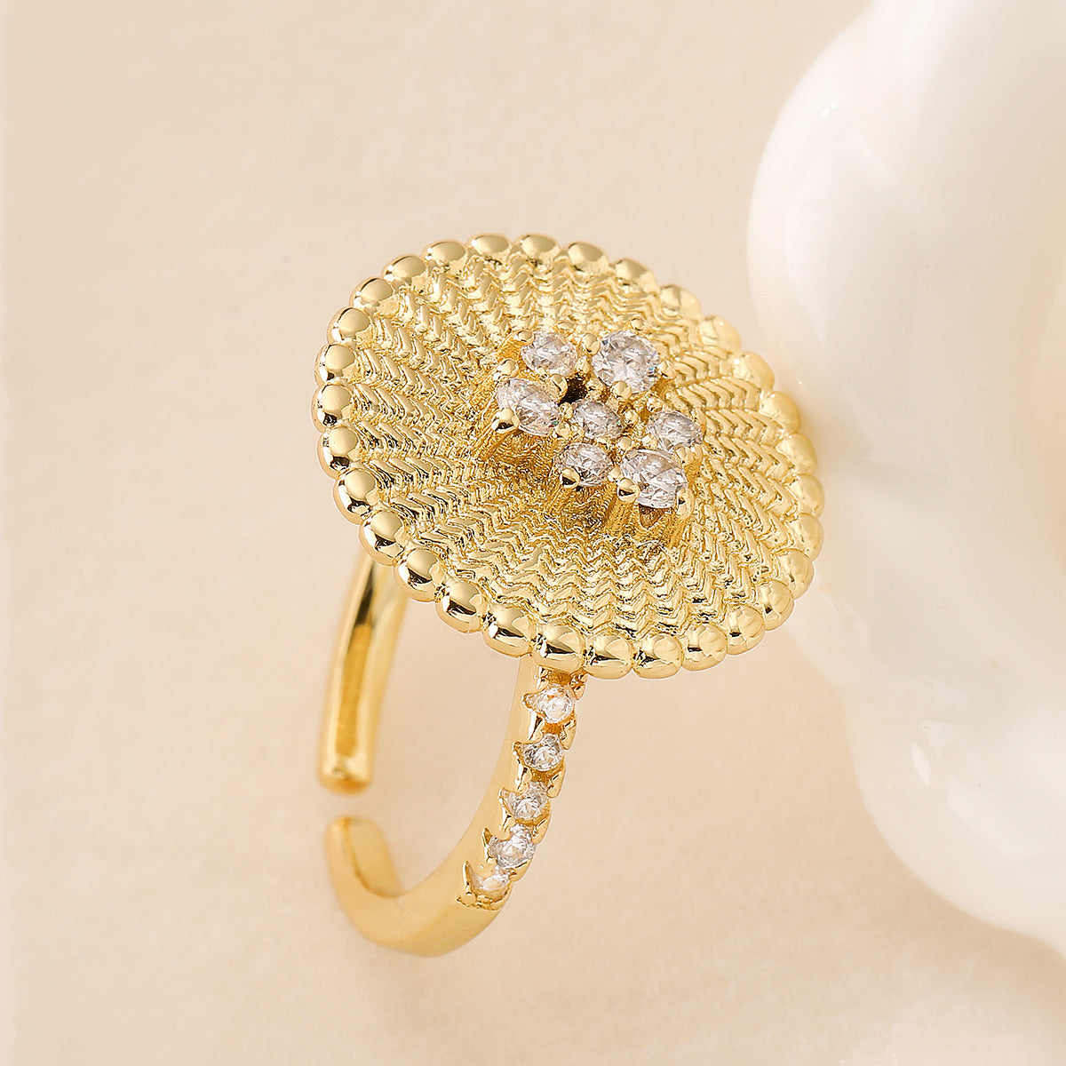 Anillo Abierto Geométrico para Mujer con Base de Cobre Bañado en Oro de 18K y Acabado Floral de Circones