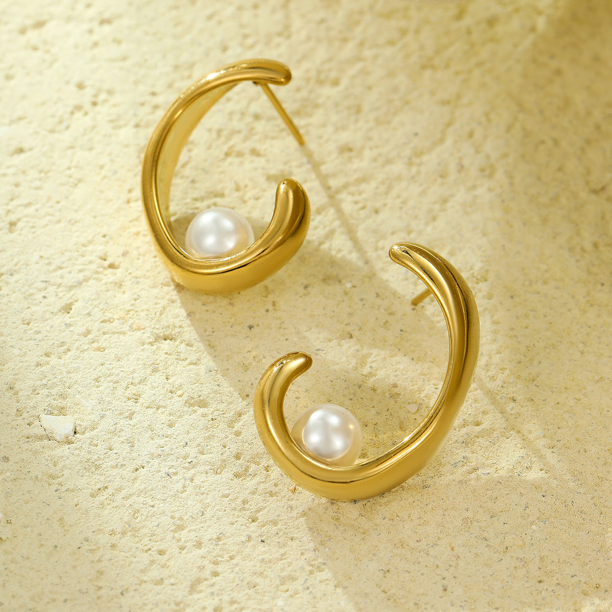 Pendientes de acero inoxidable de perlas irregulares con forma de media luna a la moda para mujer con acabado chapado