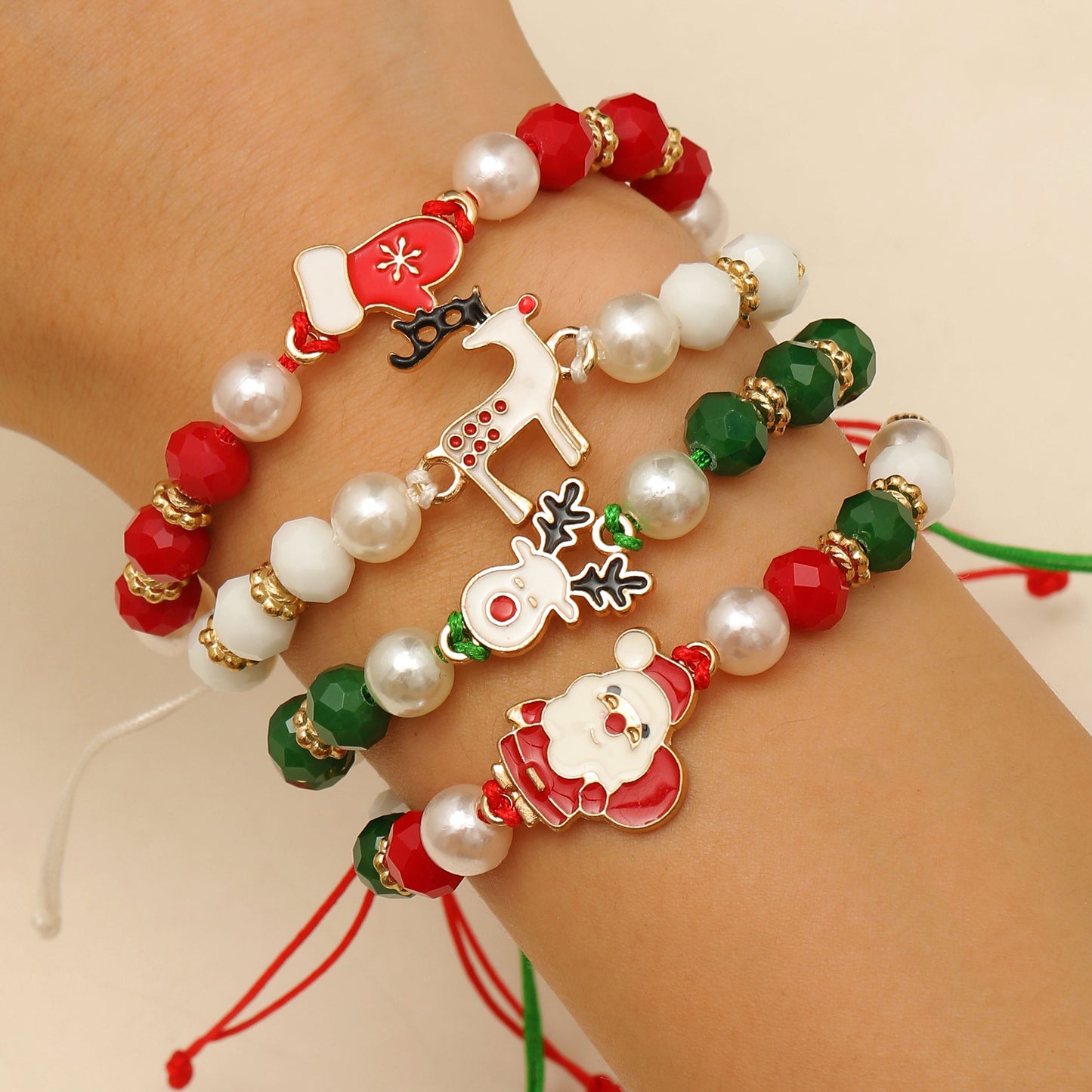 Set di braccialetti natalizi in argilla polimerica fatti a mano con perline alfabetiche, ciondoli a forma di fiocco di neve, renna e Babbo Natale, elastici, regalo per le festività natalizie