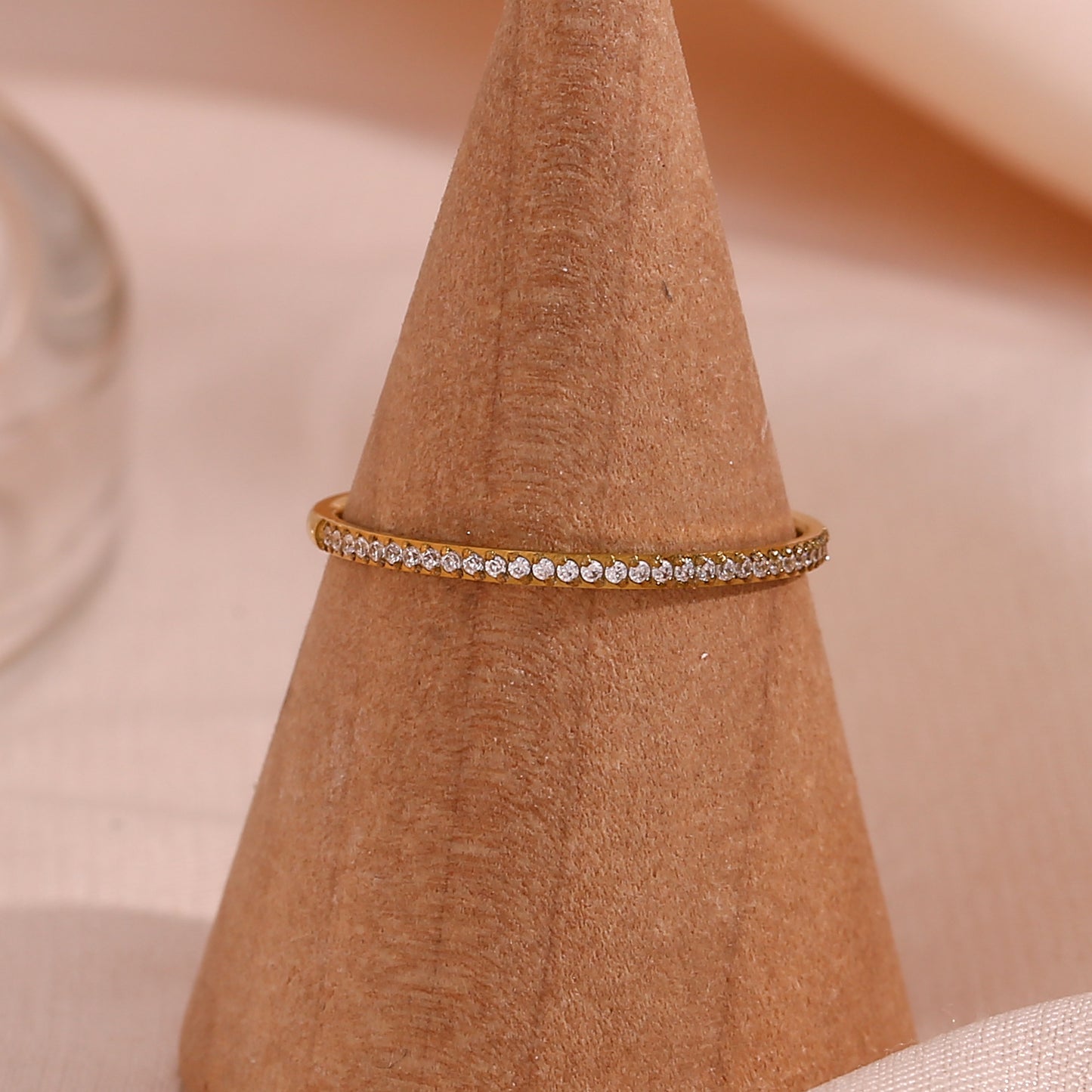 Anello da donna minimalista geometrico in acciaio inossidabile placcato oro 18 carati con micro-pavé di zirconi