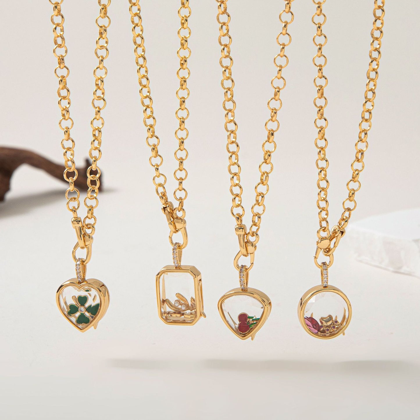 Collana Unisex con Pendente a Medaglione Tondo Geometrico Placcato Oro 18K Vintage su Catenina, Acciaio al Titanio e Ottone