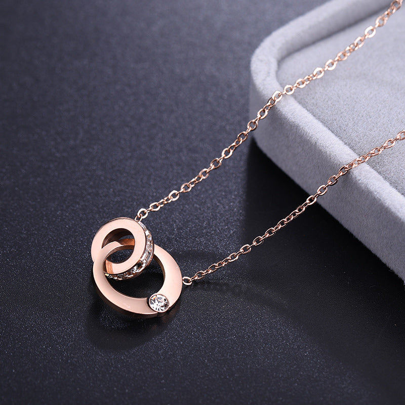 Collana da Donna in Acciaio al Titanio con Doppio Anello Geometrico, Placcata Oro Rosa 18K, Stile Naturale