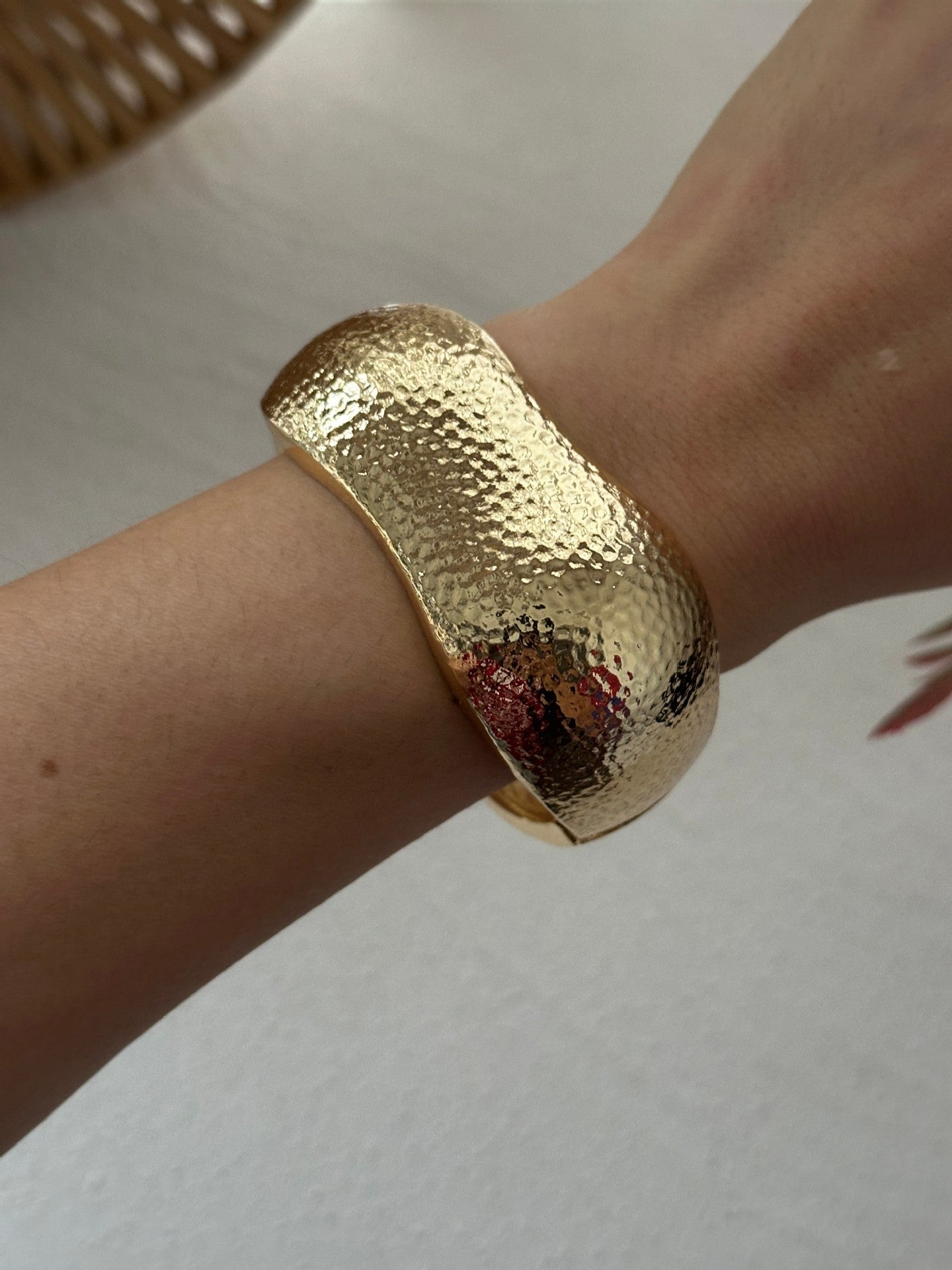 Bracciale a fascia larga aperto con molla irregolare in lega geometrica martellata