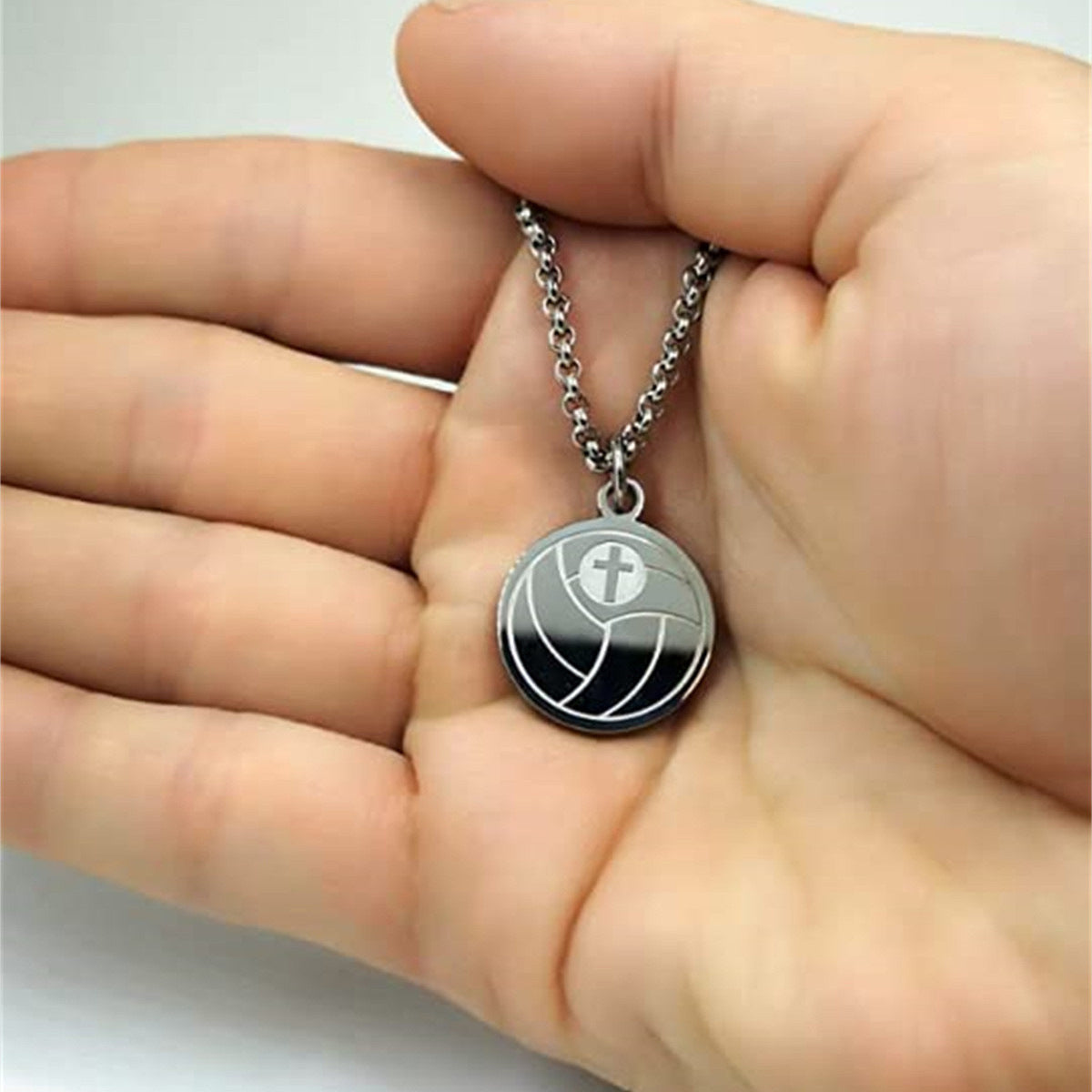 Collana girocollo da donna con ciondolo rotondo geometrico minimalista in acciaio al titanio con finitura lucida e catena a O