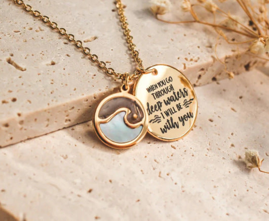 Collana con ciondolo a forma di montagna geometrica a seme di senape in acciaio inossidabile con ciondolo in acciaio al titanio e finitura galvanizzata per donne e uomini