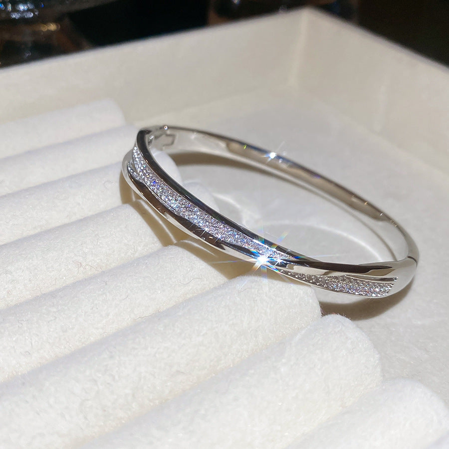 Bracciale rigido aperto geometrico minimalista da donna con placcatura in oro e intarsio in zirconi, accessorio di moda leggero per tutti i giorni